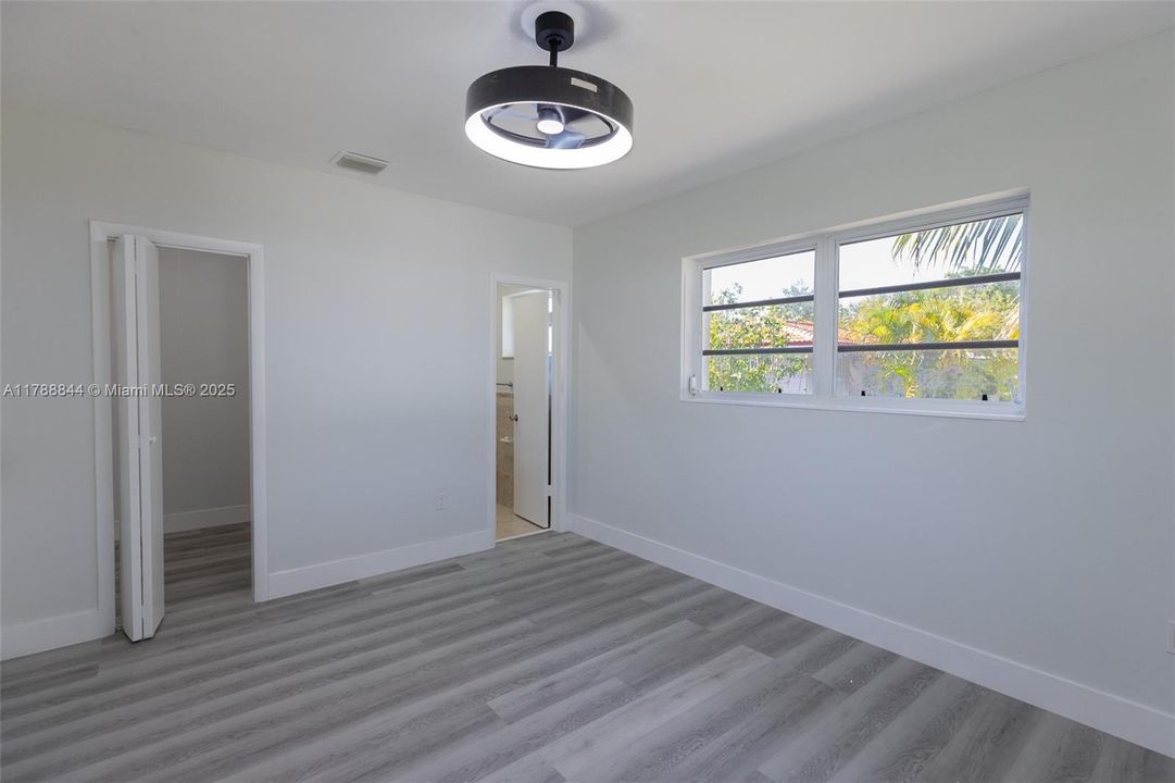 Vendido Recientemente: $699,000 (5 camas, 3 baños, 2025 Pies cuadrados)