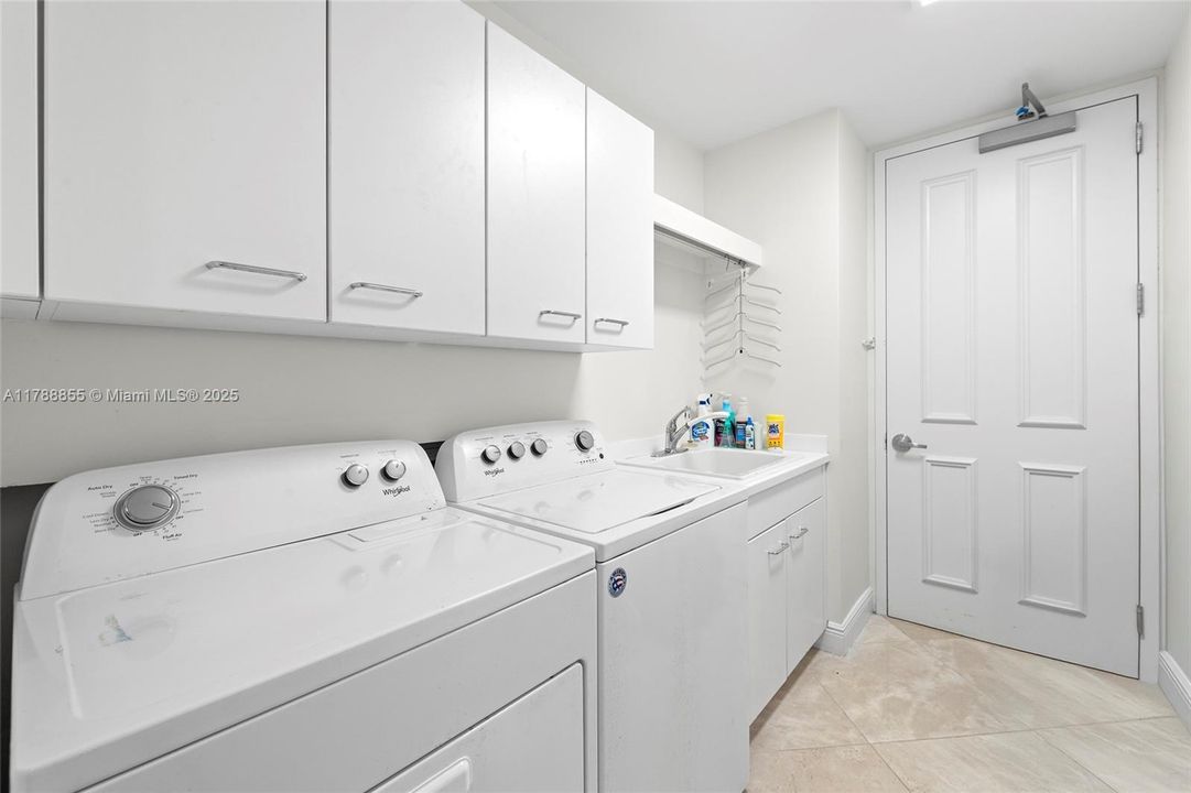 For Sale: $2,100,000 (3 beds, 3 baths, 2814 Square Feet)