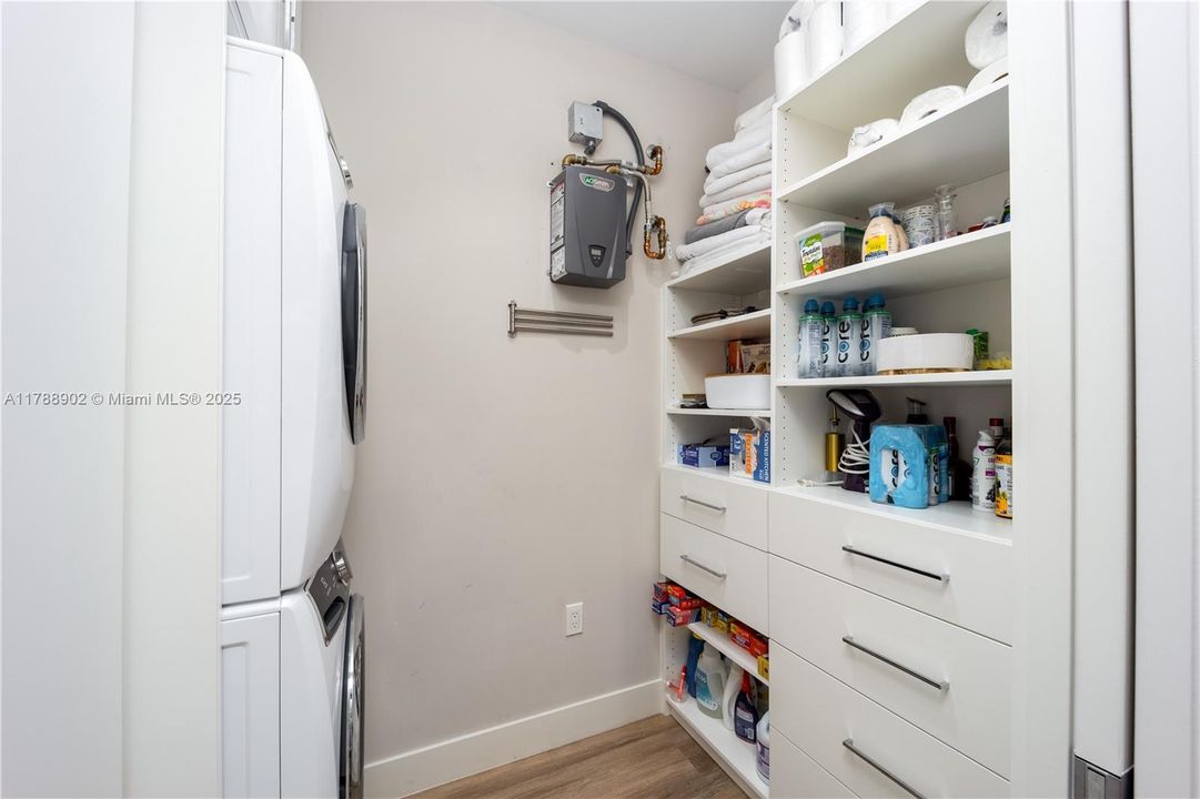 For Sale: $1,249,000 (2 beds, 2 baths, 1384 Square Feet)