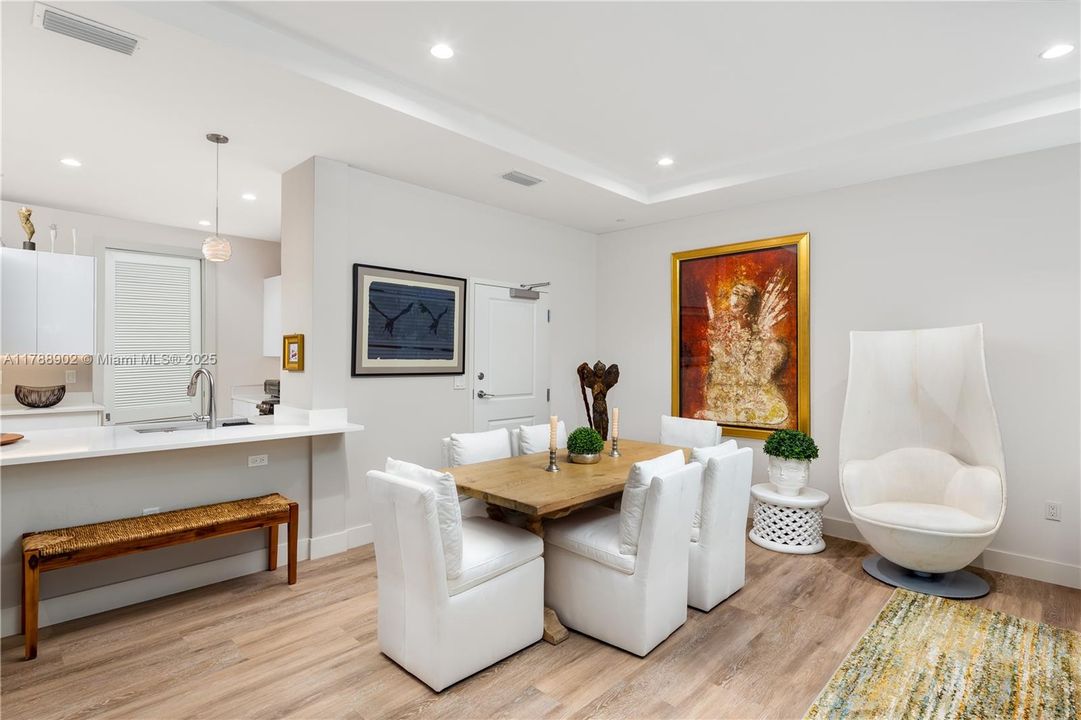 For Sale: $1,249,000 (2 beds, 2 baths, 1384 Square Feet)