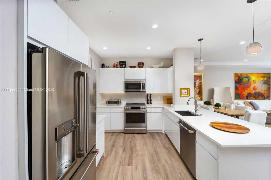 For Sale: $1,249,000 (2 beds, 2 baths, 1384 Square Feet)