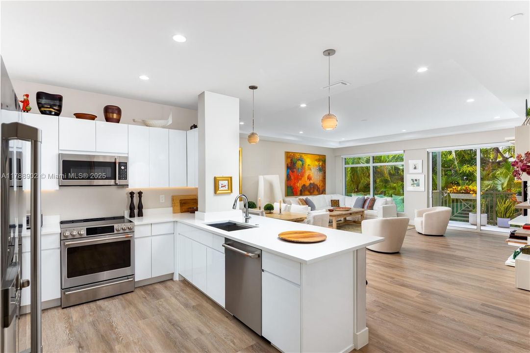 For Sale: $1,249,000 (2 beds, 2 baths, 1384 Square Feet)