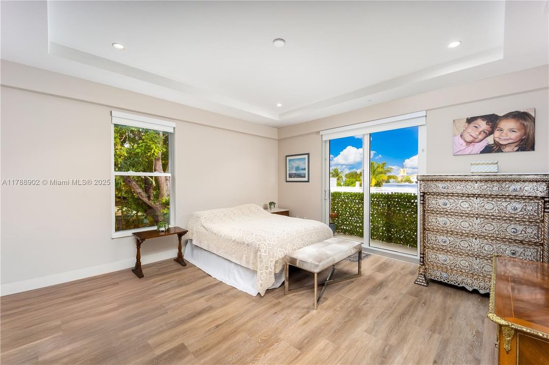 For Sale: $1,249,000 (2 beds, 2 baths, 1384 Square Feet)