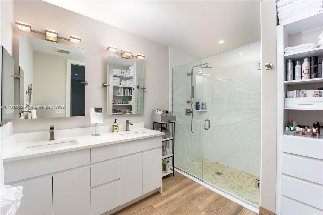 For Sale: $1,249,000 (2 beds, 2 baths, 1384 Square Feet)