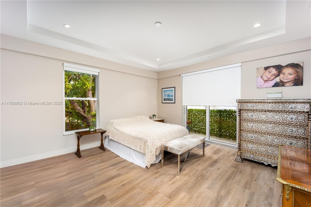 For Sale: $1,249,000 (2 beds, 2 baths, 1384 Square Feet)