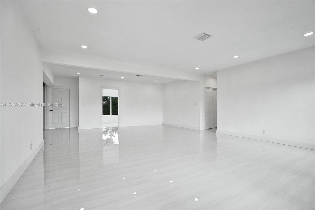 Recently Sold: $559,900 (3 beds, 2 baths, 1547 Square Feet)