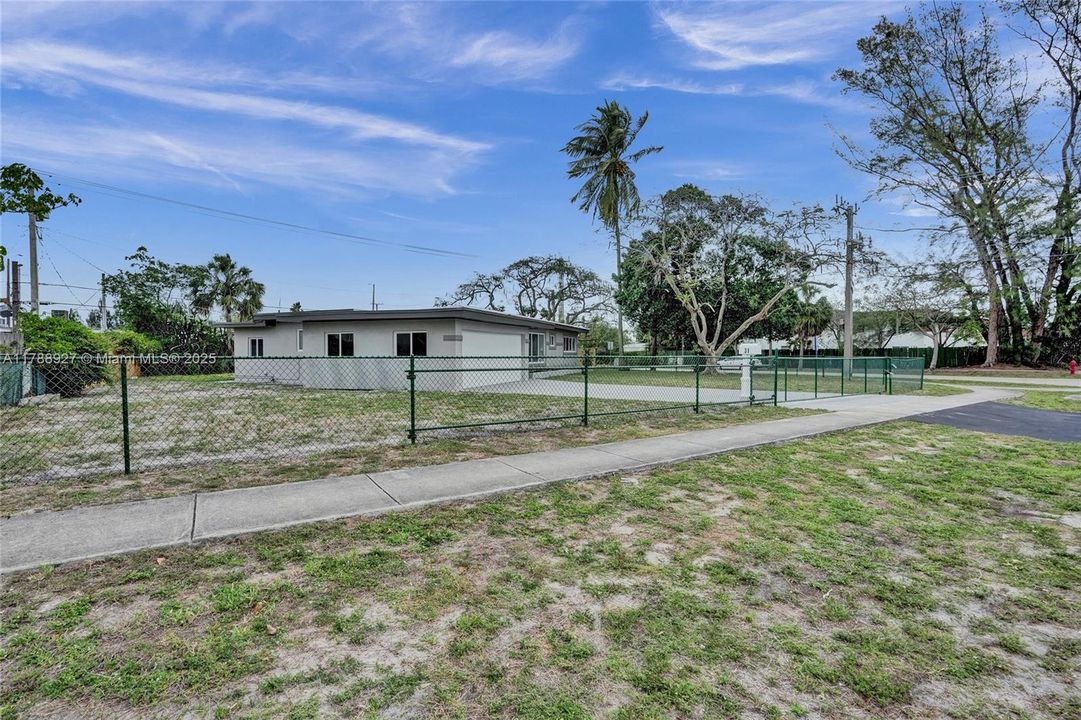 Recently Sold: $559,900 (3 beds, 2 baths, 1547 Square Feet)