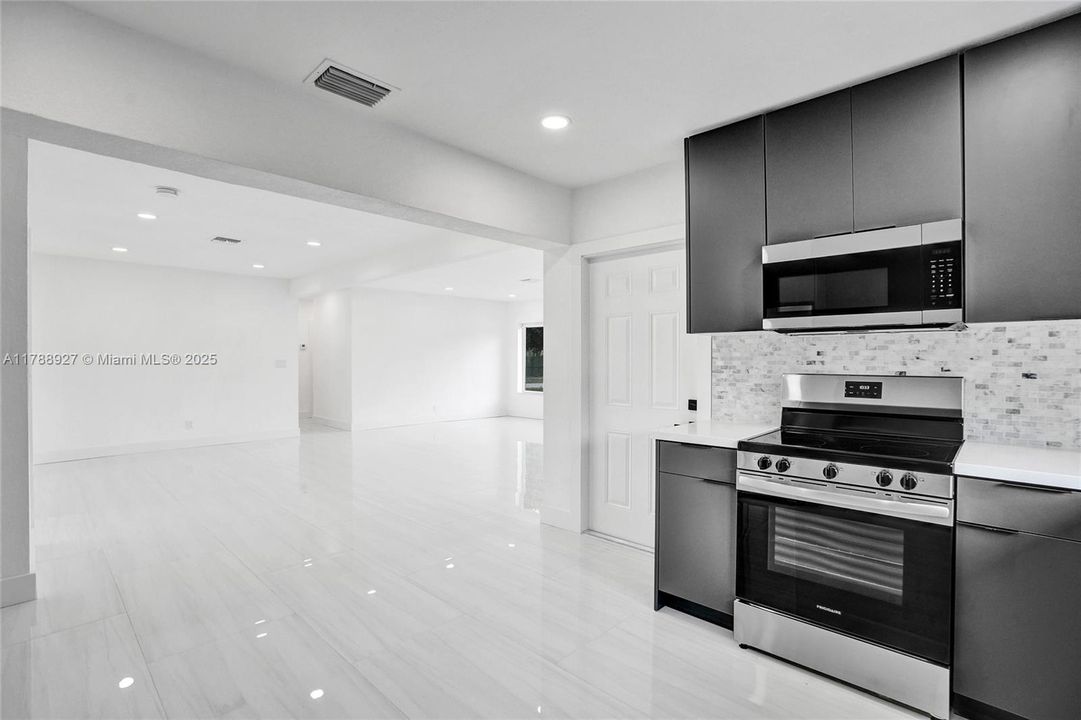 Recently Sold: $559,900 (3 beds, 2 baths, 1547 Square Feet)