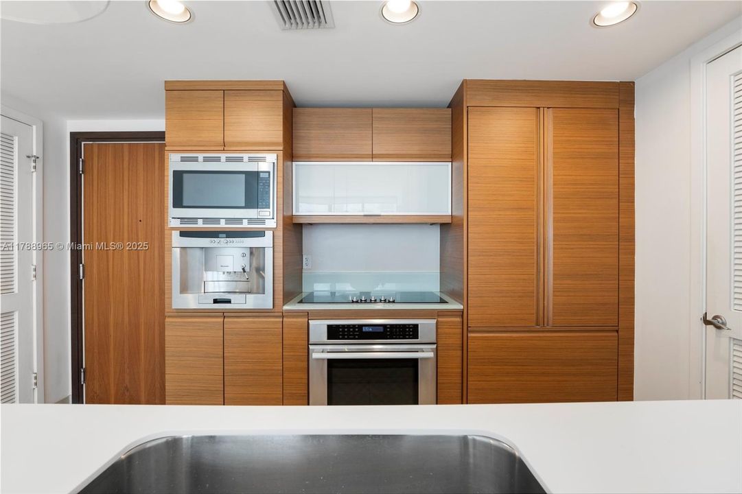 待售: $889,000 (1 贝兹, 1 浴室, 833 平方英尺)