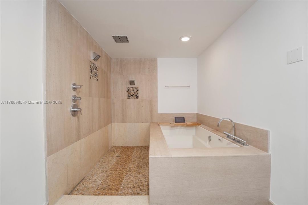 待售: $889,000 (1 贝兹, 1 浴室, 833 平方英尺)