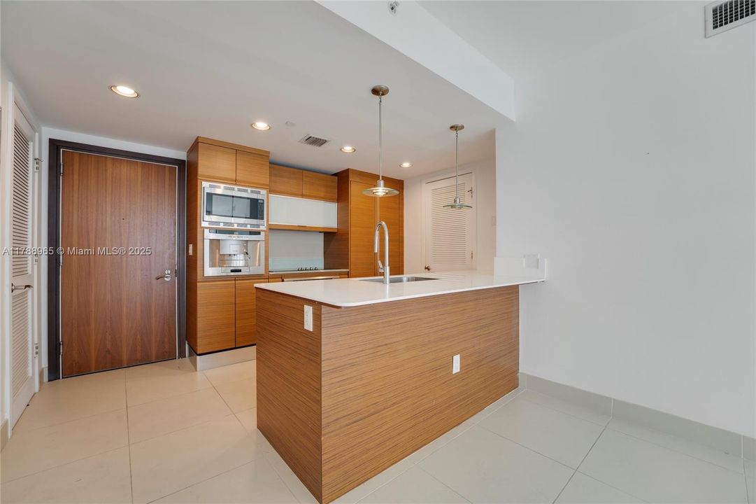 待售: $889,000 (1 贝兹, 1 浴室, 833 平方英尺)