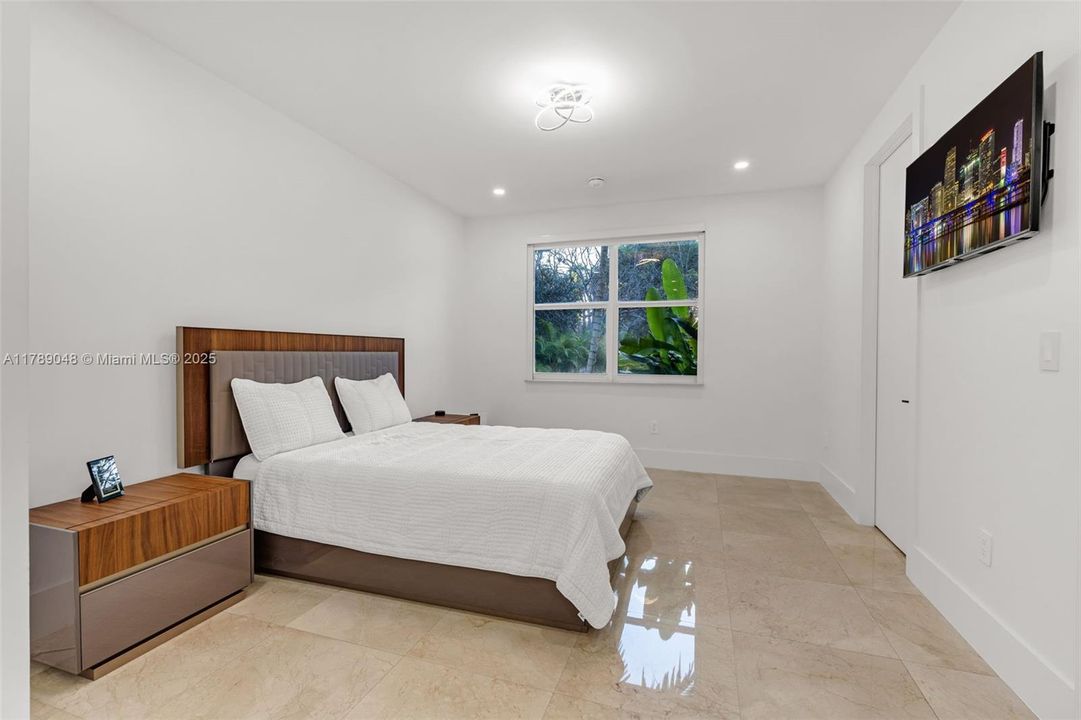 Recently Rented: $35,000 (7 beds, 8 baths, 7028 Square Feet)