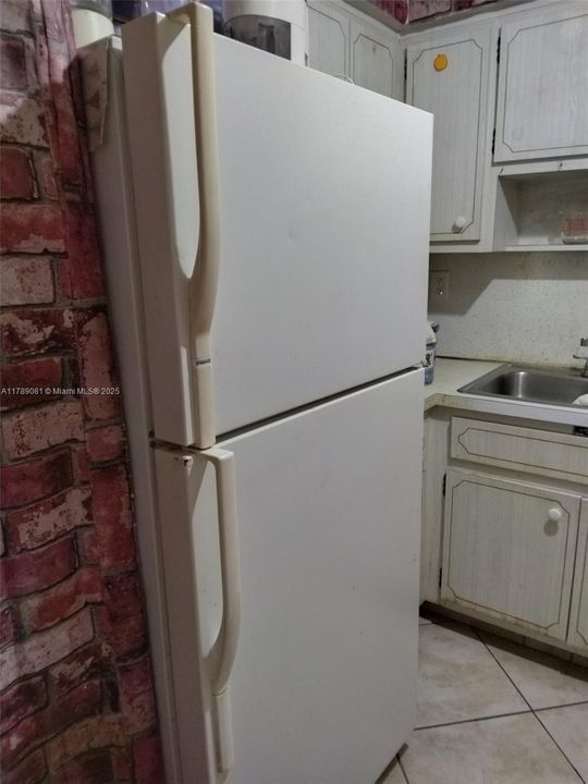For Sale: $125,000 (1 beds, 1 baths, 595 Square Feet)