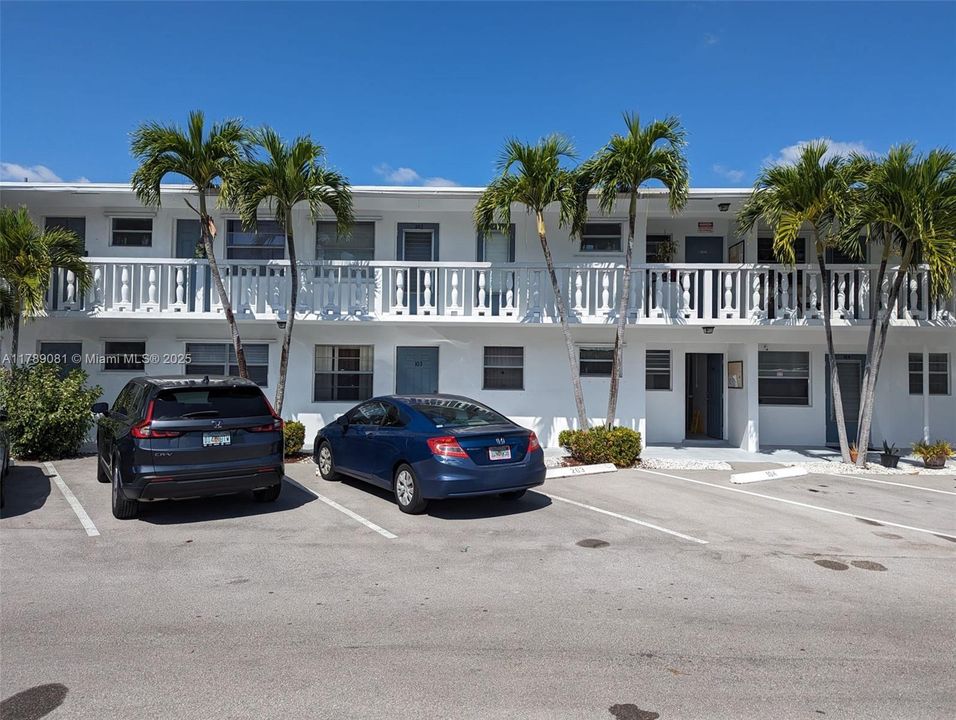 For Sale: $125,000 (1 beds, 1 baths, 595 Square Feet)