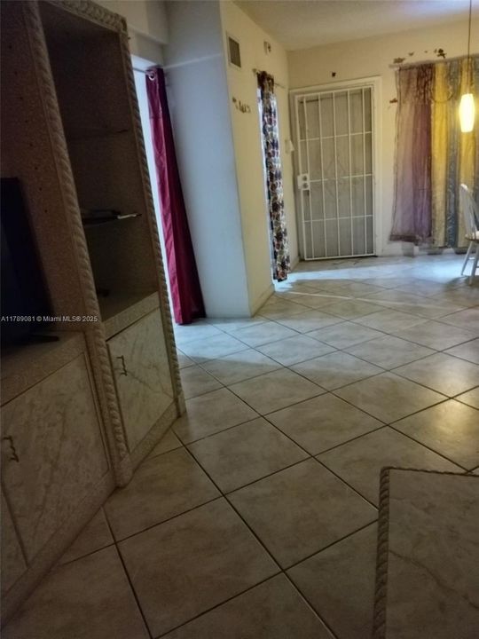For Sale: $125,000 (1 beds, 1 baths, 595 Square Feet)