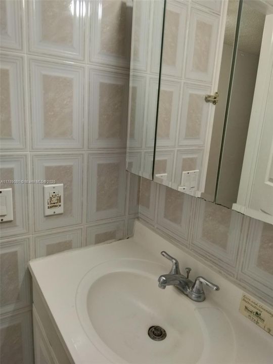 For Sale: $125,000 (1 beds, 1 baths, 595 Square Feet)