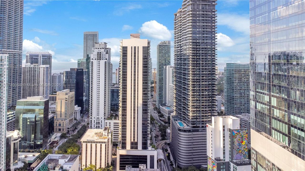 Recently Rented: $4,850 (1 beds, 1 baths, 975 Square Feet)