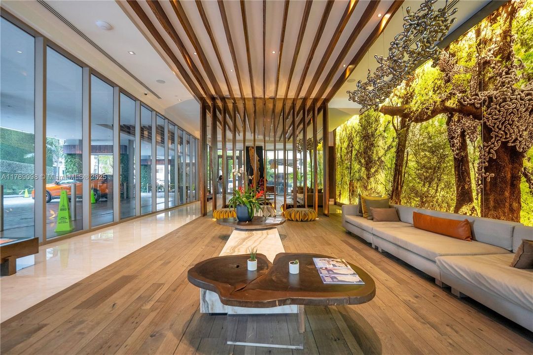 Recently Rented: $4,850 (1 beds, 1 baths, 975 Square Feet)