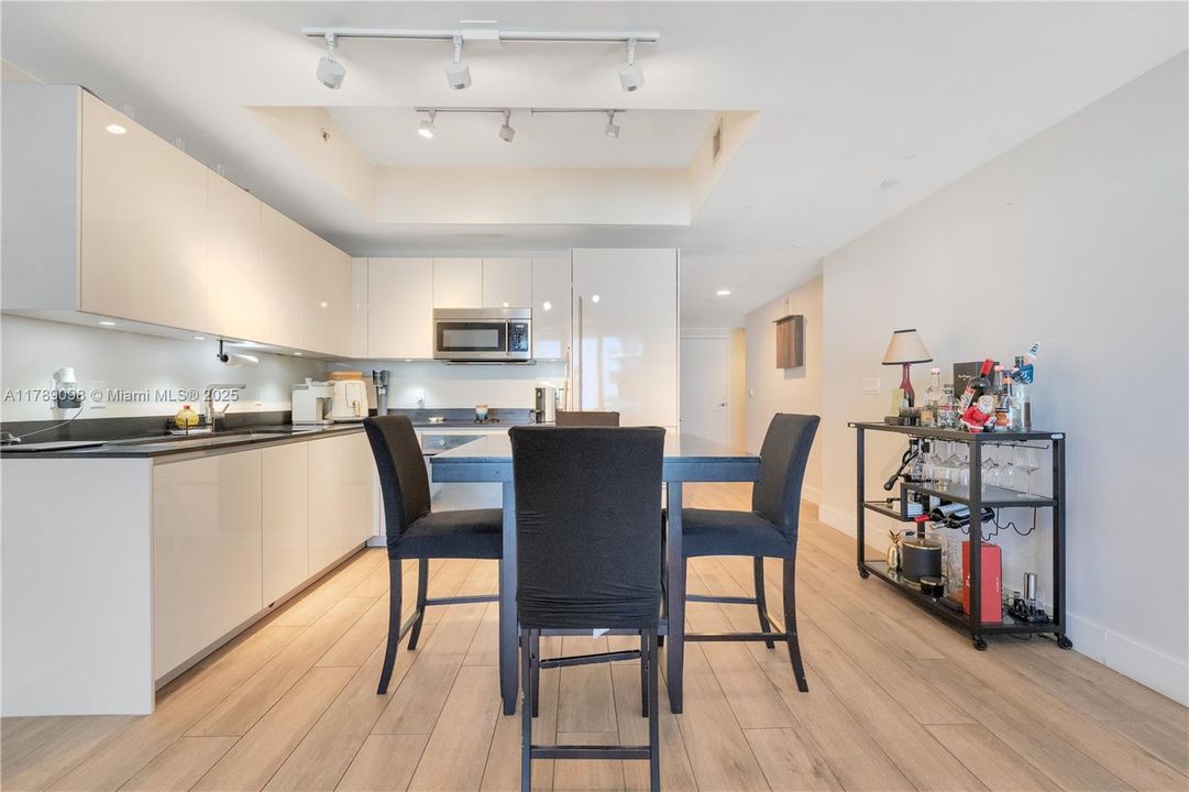 Recently Rented: $4,850 (1 beds, 1 baths, 975 Square Feet)