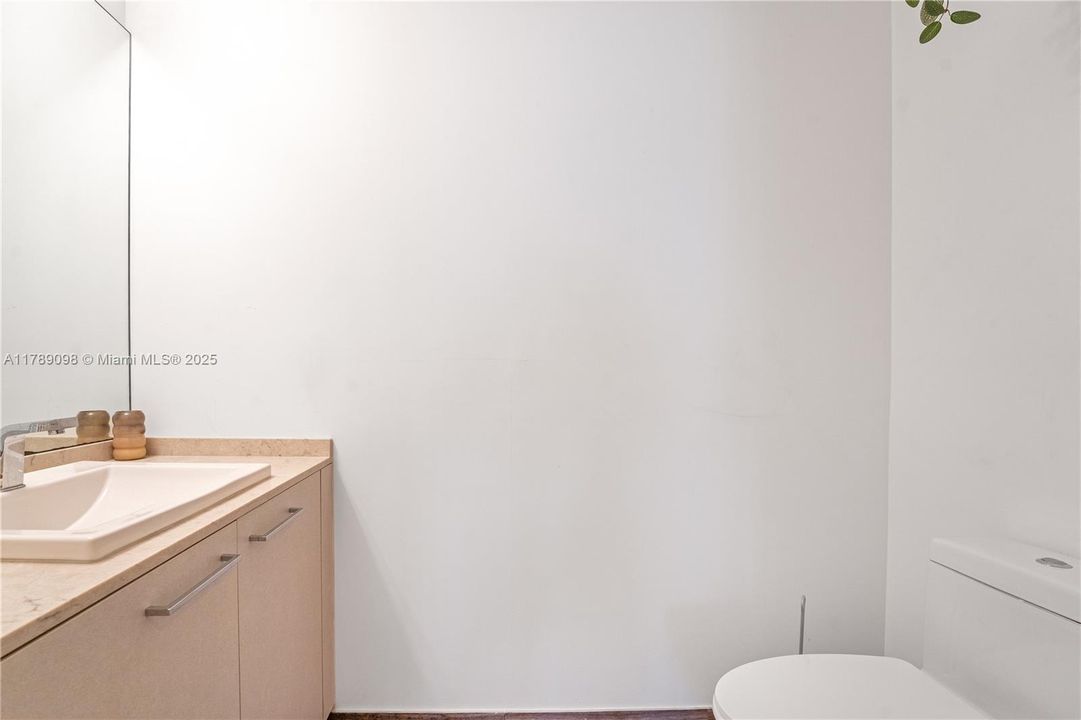 Recently Rented: $4,850 (1 beds, 1 baths, 975 Square Feet)