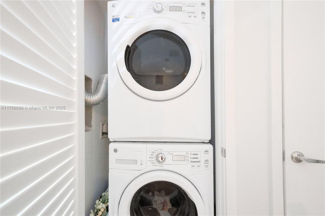 Recently Rented: $4,850 (1 beds, 1 baths, 975 Square Feet)