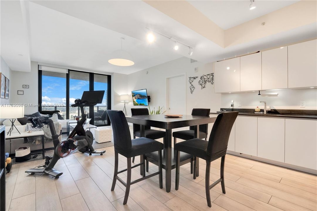 Recently Rented: $4,850 (1 beds, 1 baths, 975 Square Feet)