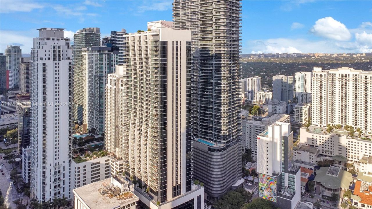 Recently Rented: $4,850 (1 beds, 1 baths, 975 Square Feet)