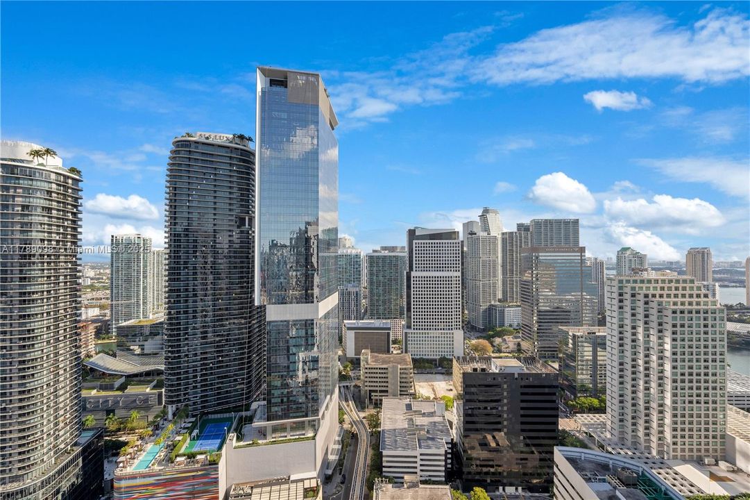 Recently Rented: $4,850 (1 beds, 1 baths, 975 Square Feet)