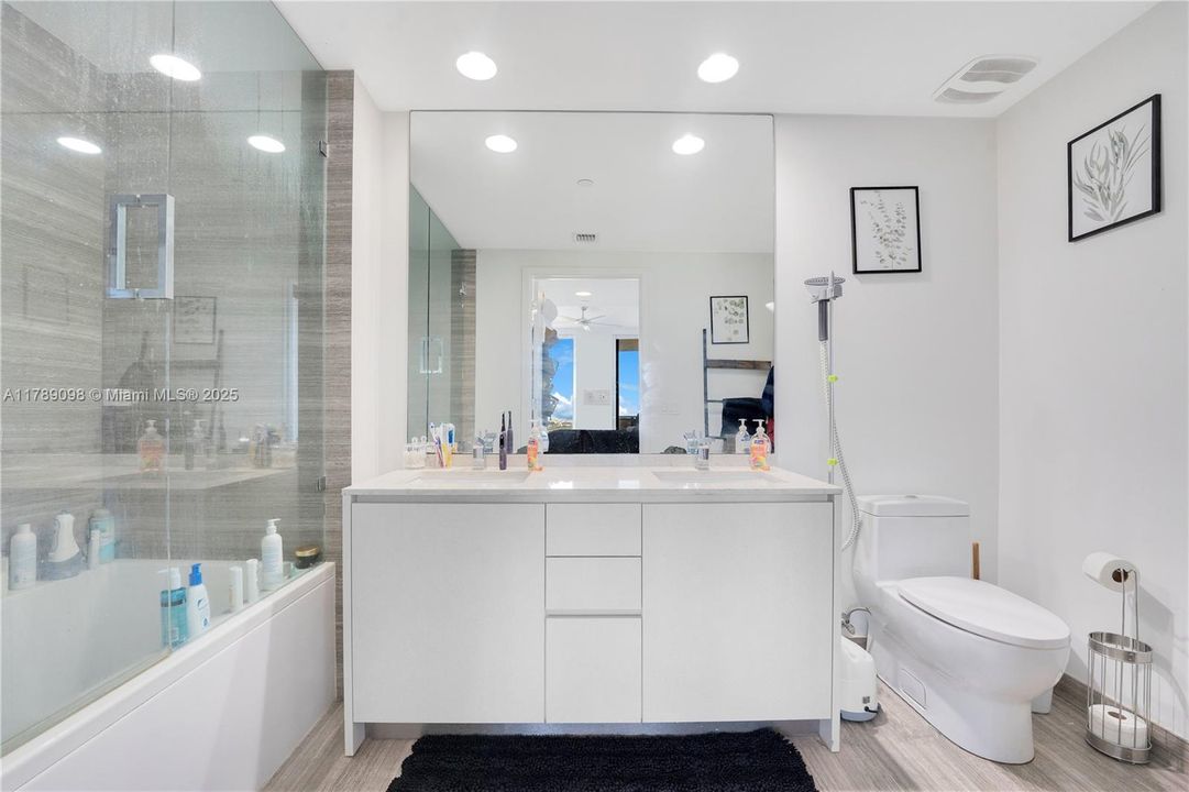 Recently Rented: $4,850 (1 beds, 1 baths, 975 Square Feet)