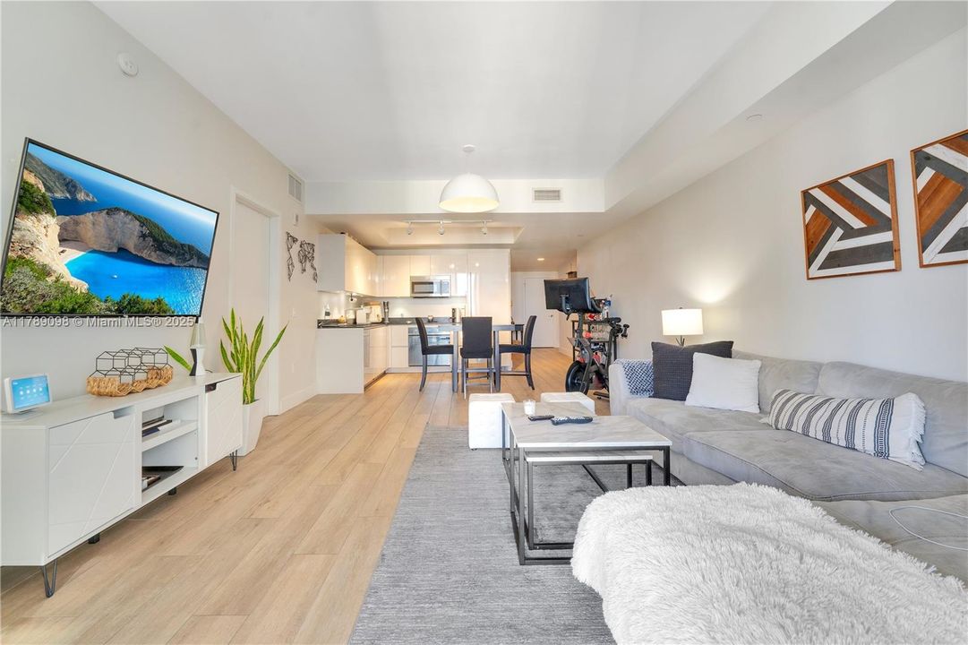 Recently Rented: $4,850 (1 beds, 1 baths, 975 Square Feet)