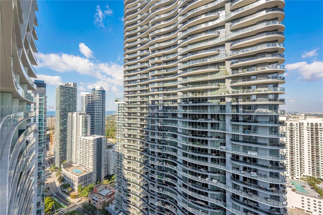 Recently Rented: $4,850 (1 beds, 1 baths, 975 Square Feet)