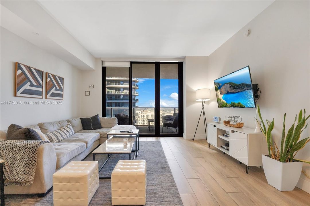 Recently Rented: $4,850 (1 beds, 1 baths, 975 Square Feet)