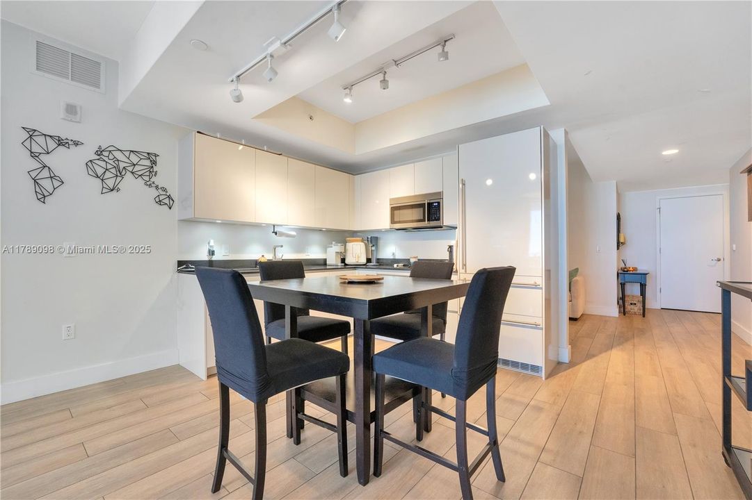 Recently Rented: $4,850 (1 beds, 1 baths, 975 Square Feet)