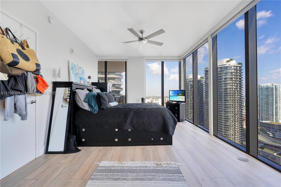 Recently Rented: $4,850 (1 beds, 1 baths, 975 Square Feet)