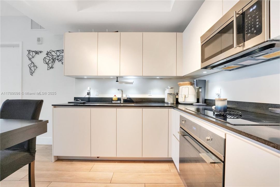 Recently Rented: $4,850 (1 beds, 1 baths, 975 Square Feet)