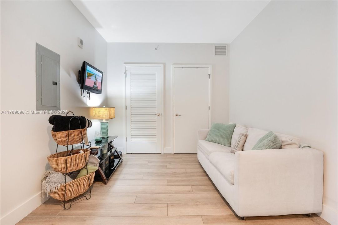 Recently Rented: $4,850 (1 beds, 1 baths, 975 Square Feet)