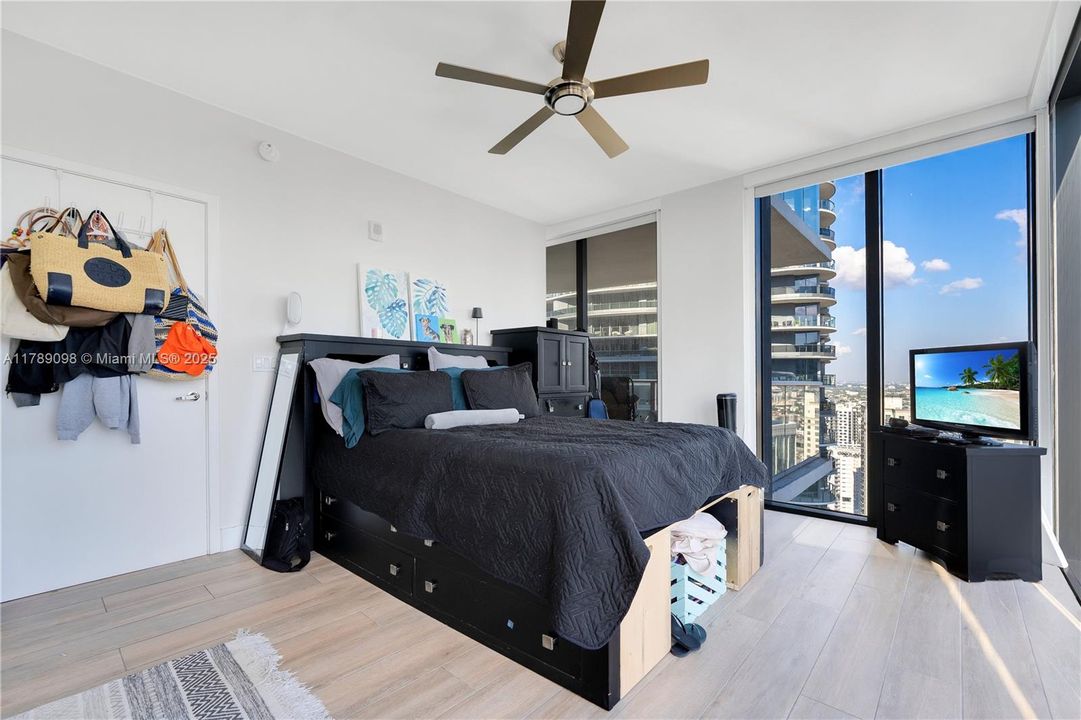 Recently Rented: $4,850 (1 beds, 1 baths, 975 Square Feet)