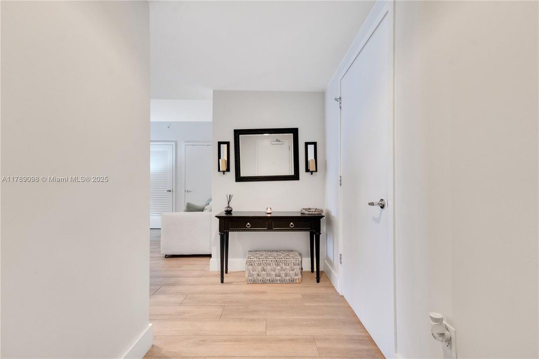 Recently Rented: $4,850 (1 beds, 1 baths, 975 Square Feet)