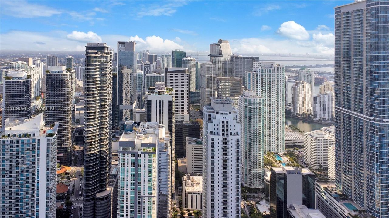 Recently Rented: $4,850 (1 beds, 1 baths, 975 Square Feet)