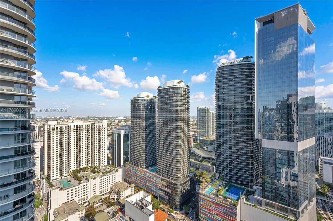 Recently Rented: $4,850 (1 beds, 1 baths, 975 Square Feet)