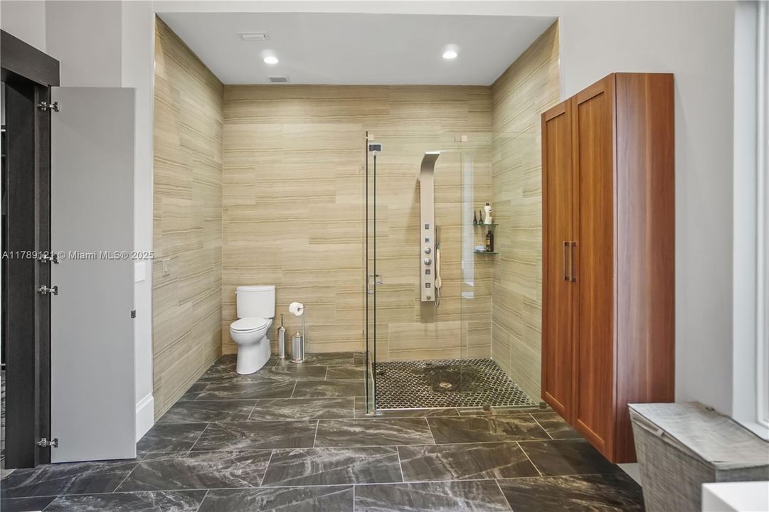 Recently Sold: $1,748,000 (5 beds, 4 baths, 5189 Square Feet)