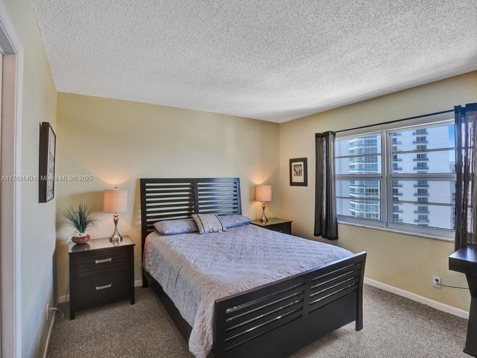 Activo con contrato: $2,700 (2 camas, 2 baños, 1070 Pies cuadrados)