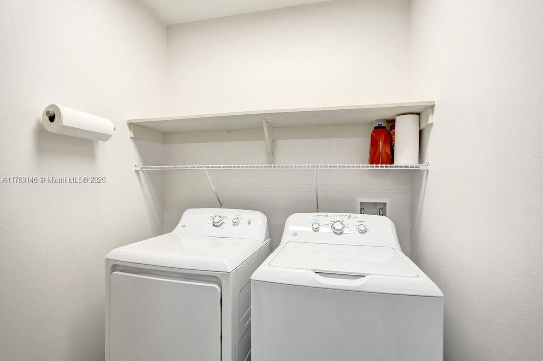 合同活跃: $549,999 (2 贝兹, 2 浴室, 1606 平方英尺)