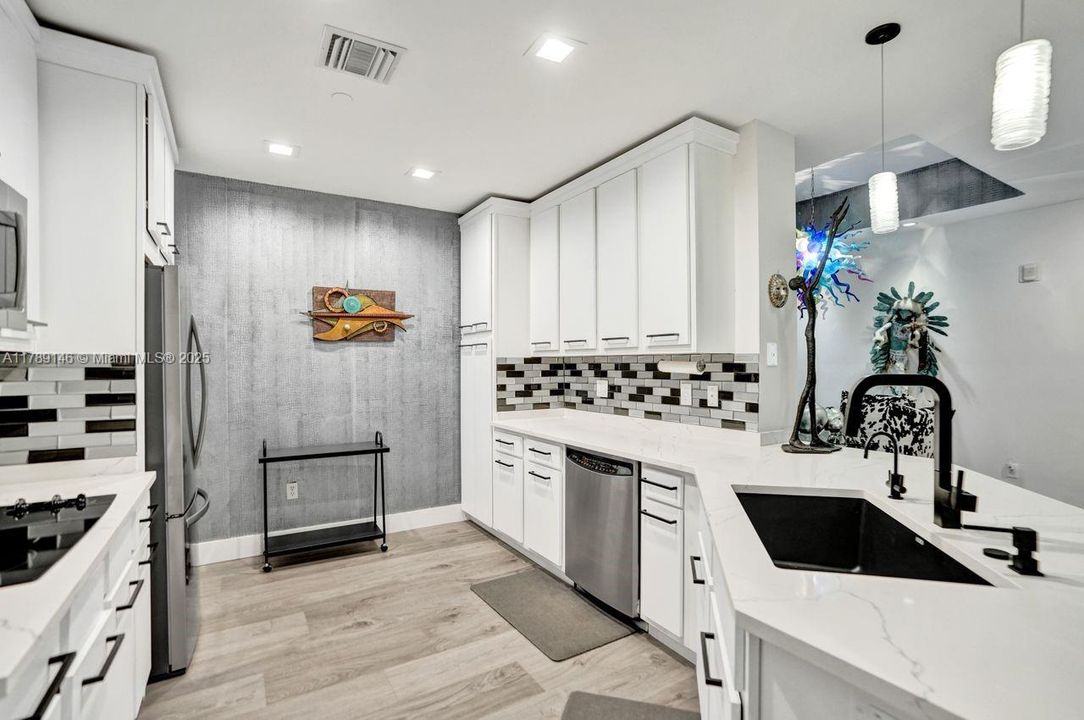 合同活跃: $549,999 (2 贝兹, 2 浴室, 1606 平方英尺)