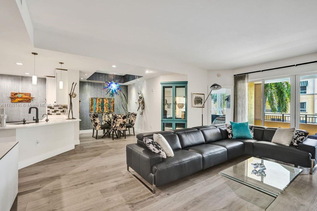 合同活跃: $549,999 (2 贝兹, 2 浴室, 1606 平方英尺)