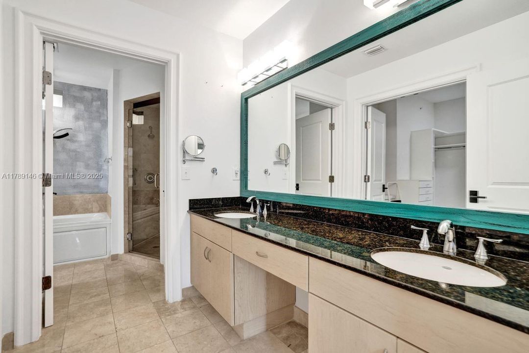 合同活跃: $549,999 (2 贝兹, 2 浴室, 1606 平方英尺)