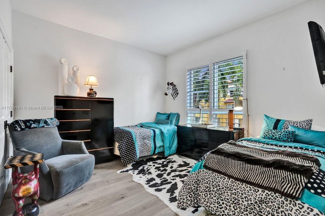 合同活跃: $549,999 (2 贝兹, 2 浴室, 1606 平方英尺)