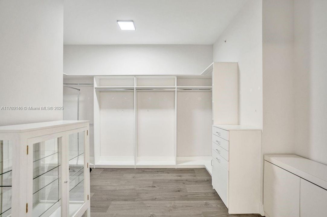 合同活跃: $549,999 (2 贝兹, 2 浴室, 1606 平方英尺)