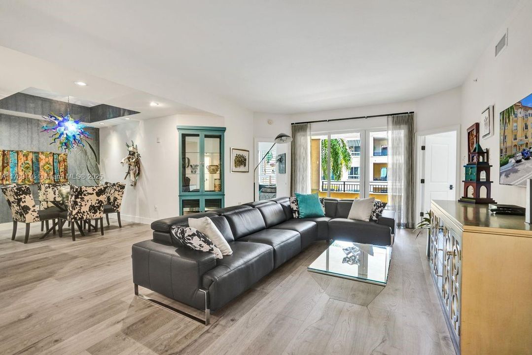 合同活跃: $549,999 (2 贝兹, 2 浴室, 1606 平方英尺)