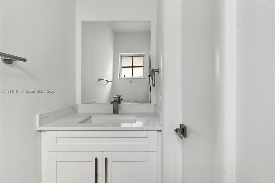 Recently Rented: $3,450 (2 beds, 1 baths, 1350 Square Feet)